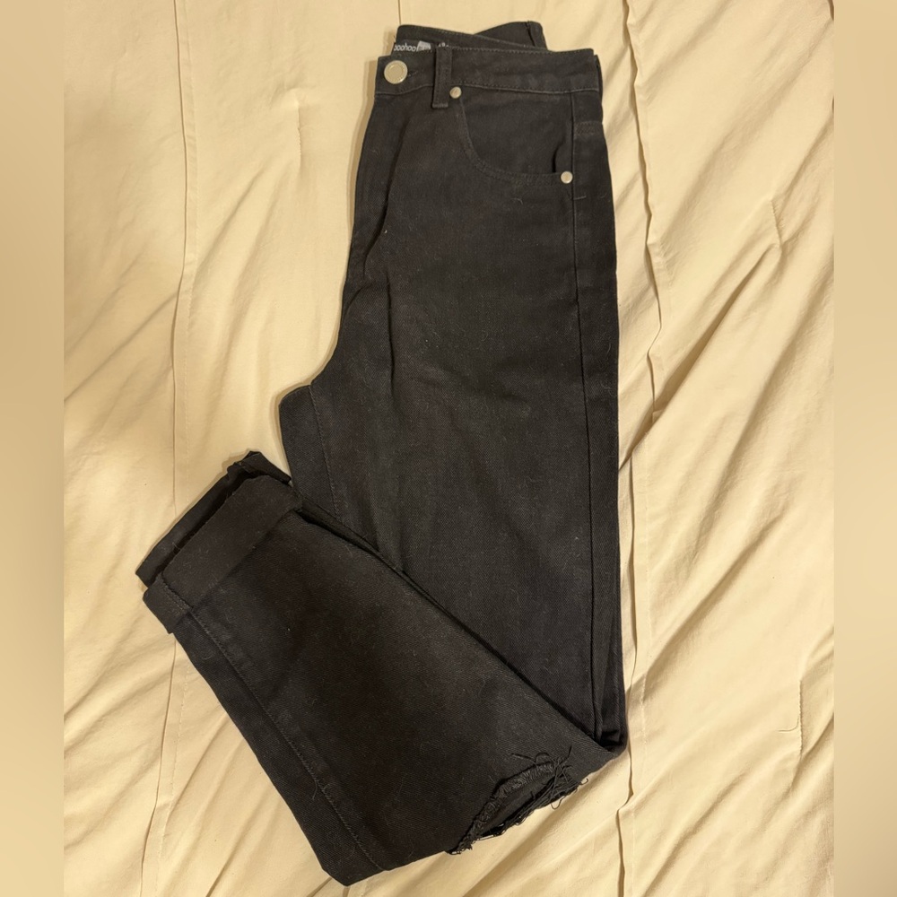 Size 4 boohoo straight leg black distressed jeans *never worn